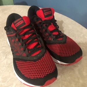 Brooks Mens tennis shoes size 7.5